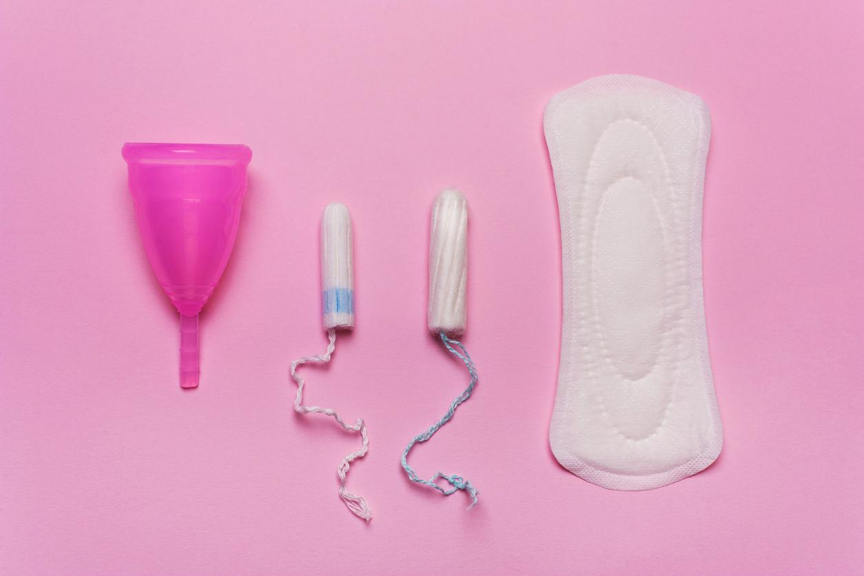 Jeune Femme Ouvrant Un Tampon Menstruel Sur Un Canapé, Gros Plan