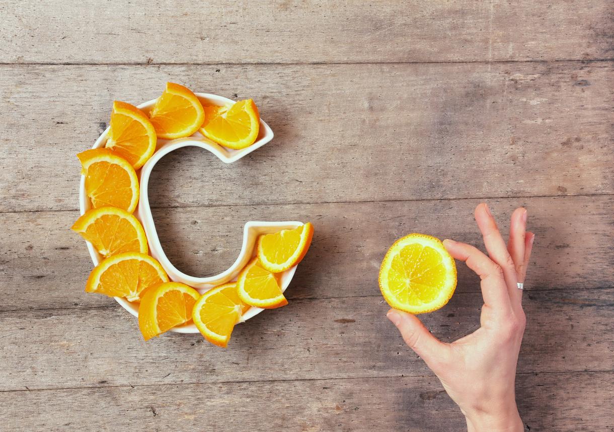 Rhume, grippe... La vitamine C nous aide-t-elle vraiment quand on est malade ?