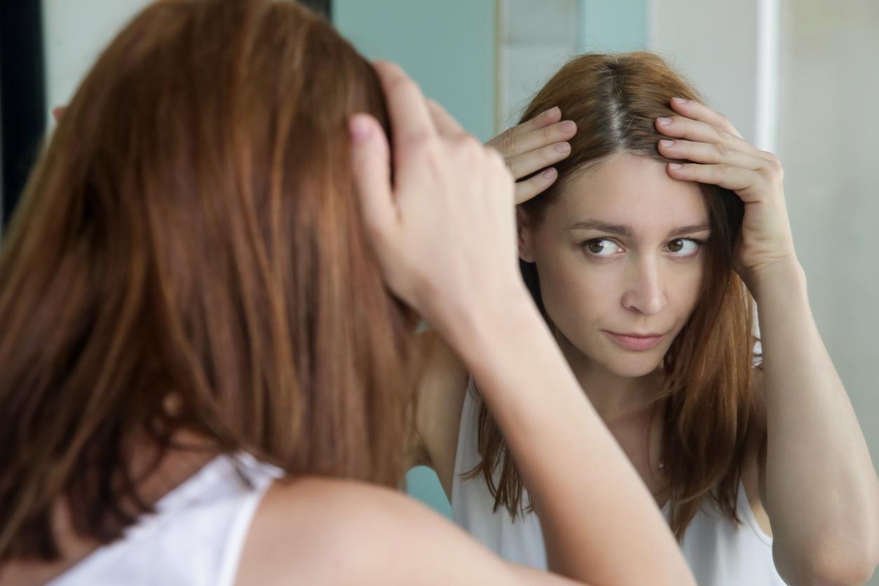 Cheveux blancs : pourquoi apparaissent-ils de plus en plus tôt chez les jeunes ? 