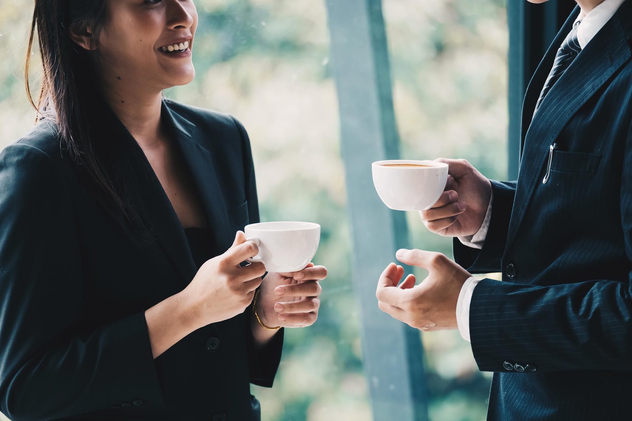 Boire du café, la solution pour contrecarrer les effets de la position assise au travail ? 