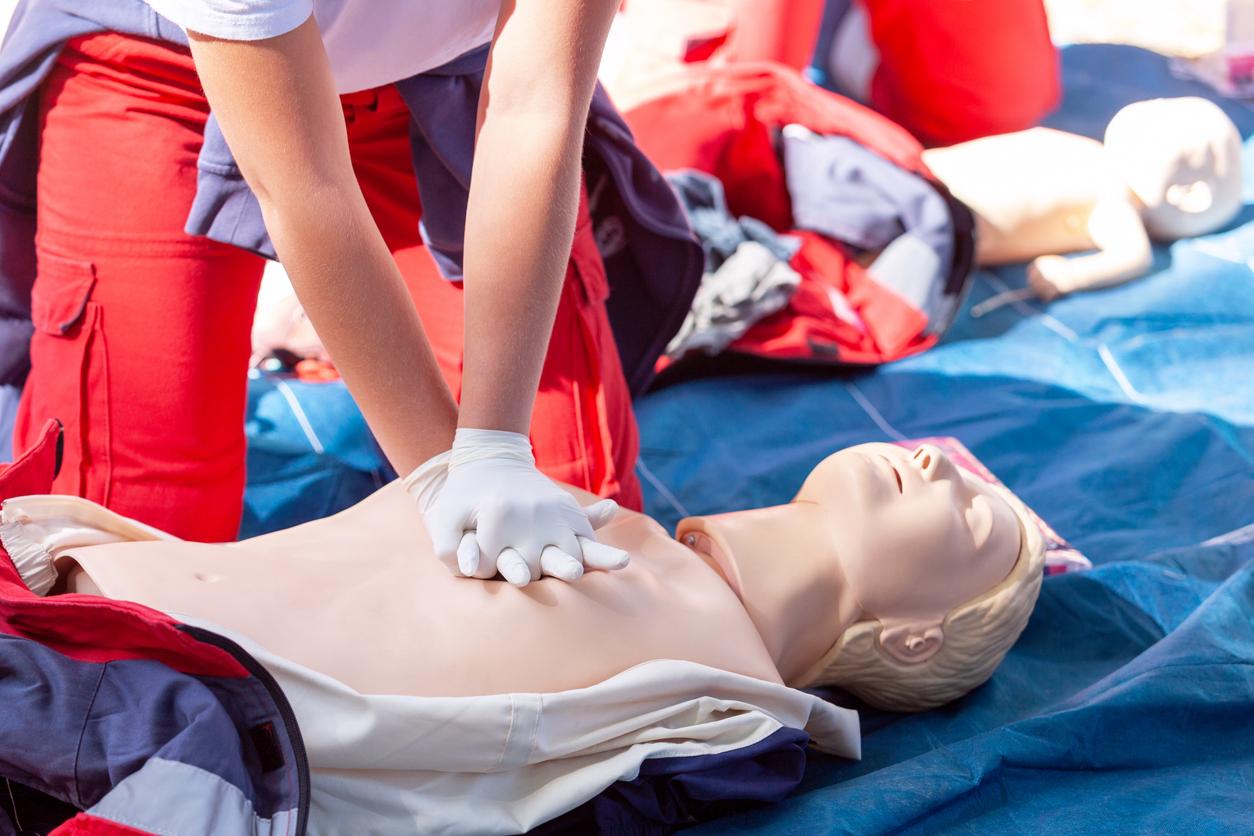 Arrêt cardiaque : plus tôt on fait les gestes de premiers secours, mieux c’est !