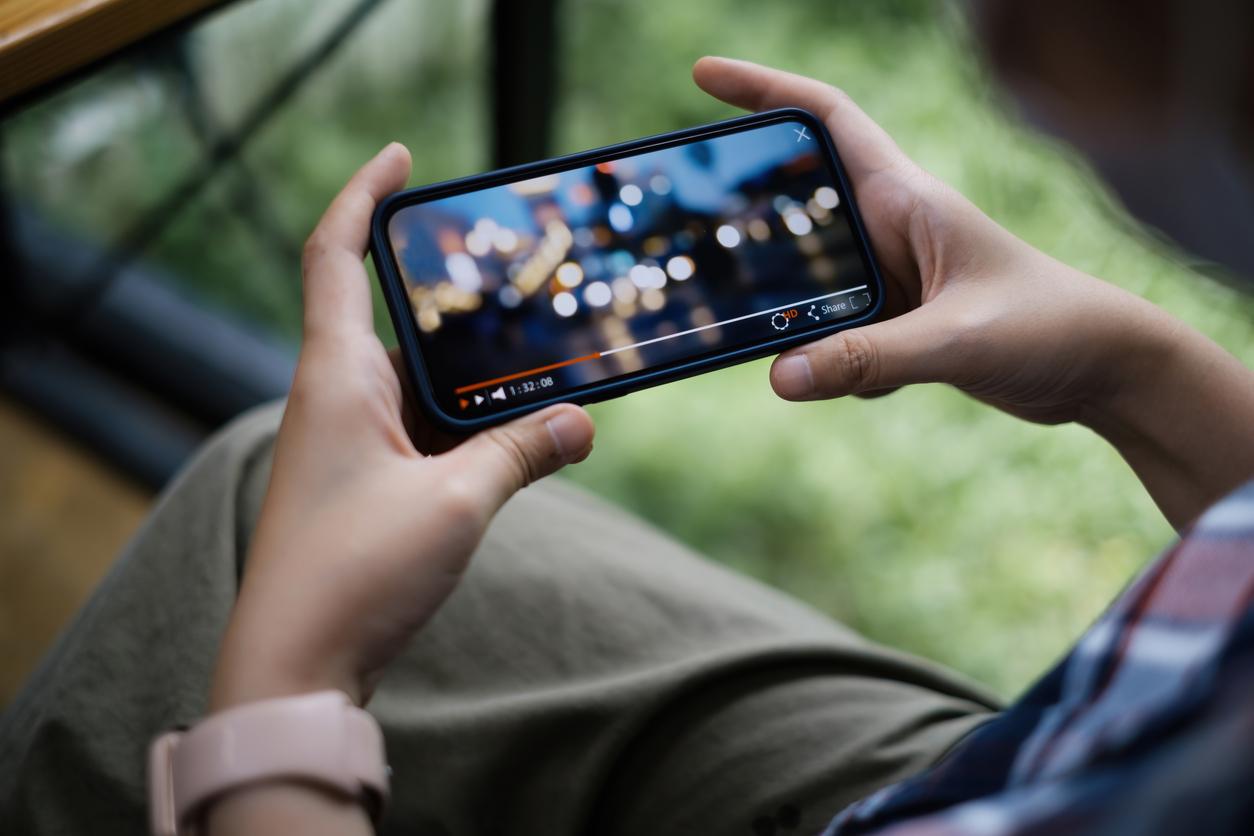 Social networks: scrolling through videos increases boredom