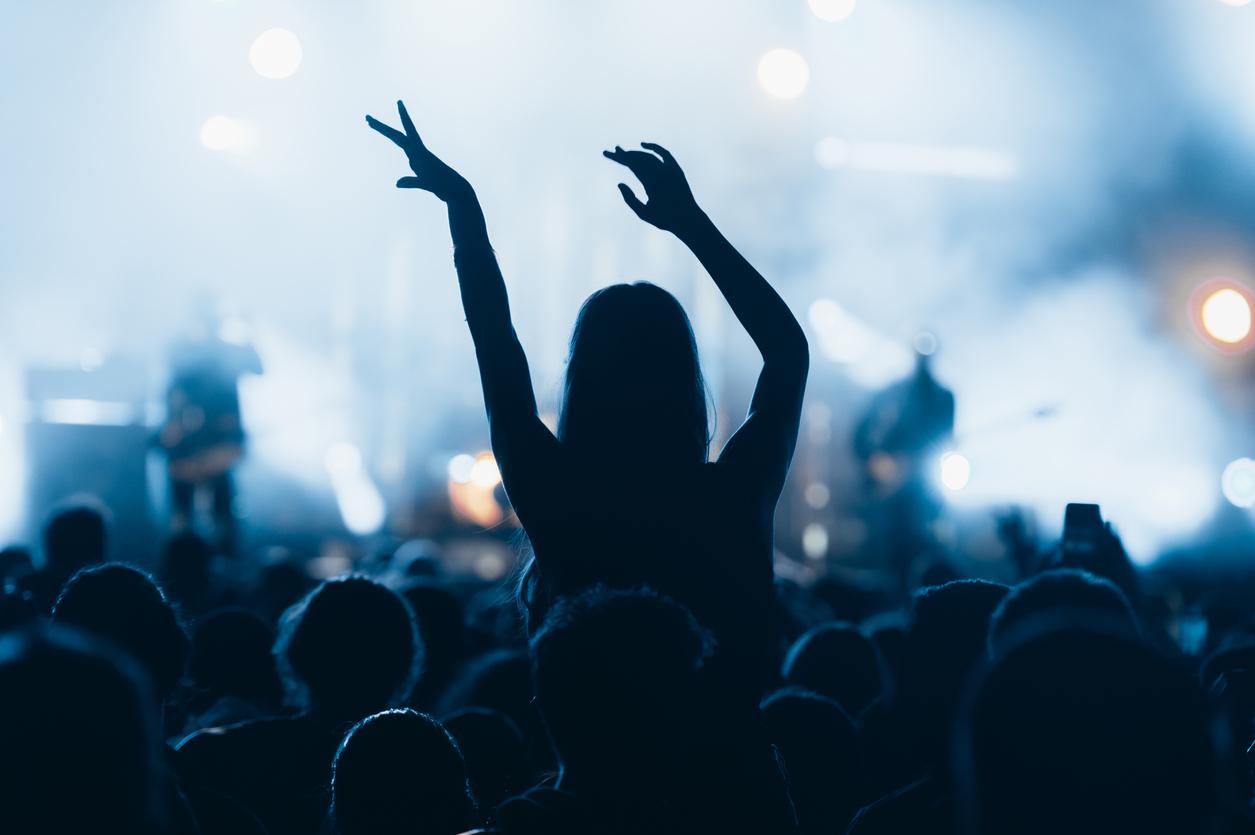 Elle crie si fort que ses poumons se décrochent en plein concert