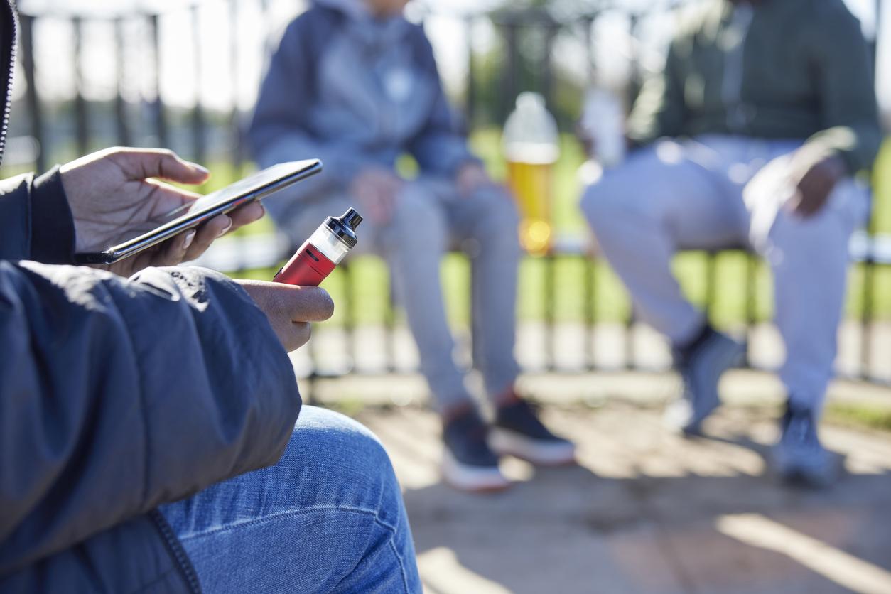 Vapotage : les SMS peuvent aider les adolescents à arrêter