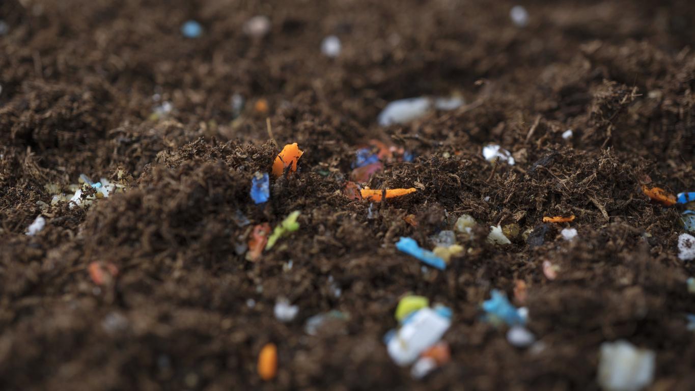 Microplastiques : les trois quarts des sols français seraient contaminés