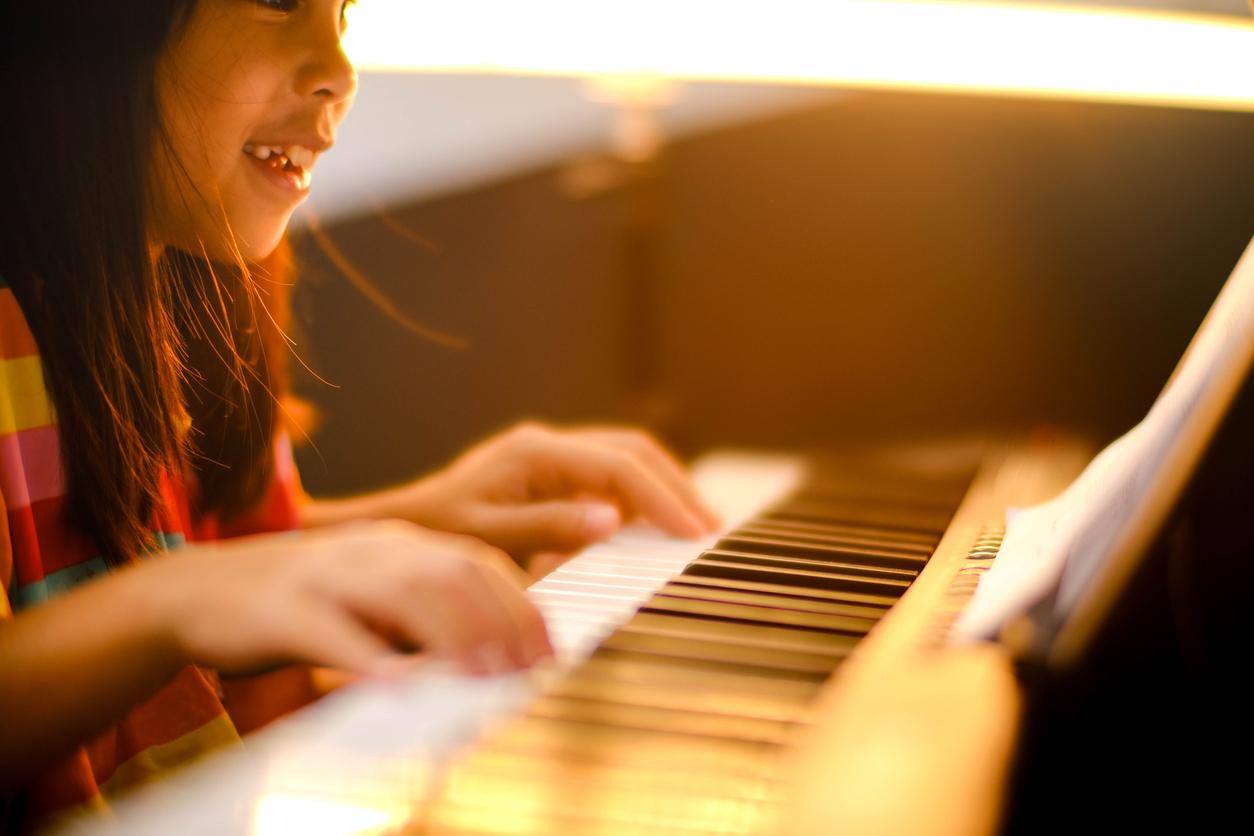 Playing an instrument slows down the development of the teenage brain... and that's good! 