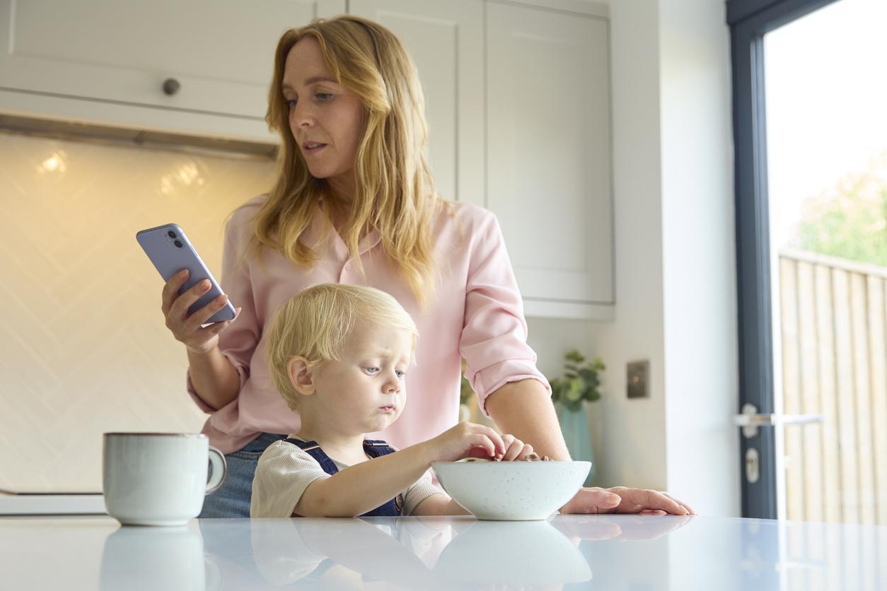 Téléphones : les réseaux sociaux et les jeux majorent le stress parental