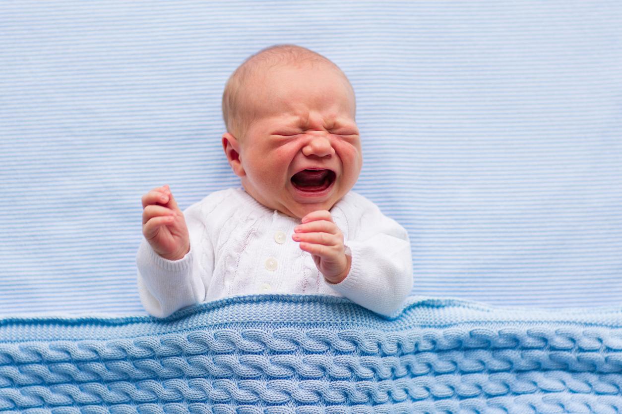 Sommeil des bébés : 6 parents sur 10 pensent qu’il faut les laisser pleurer dans le lit