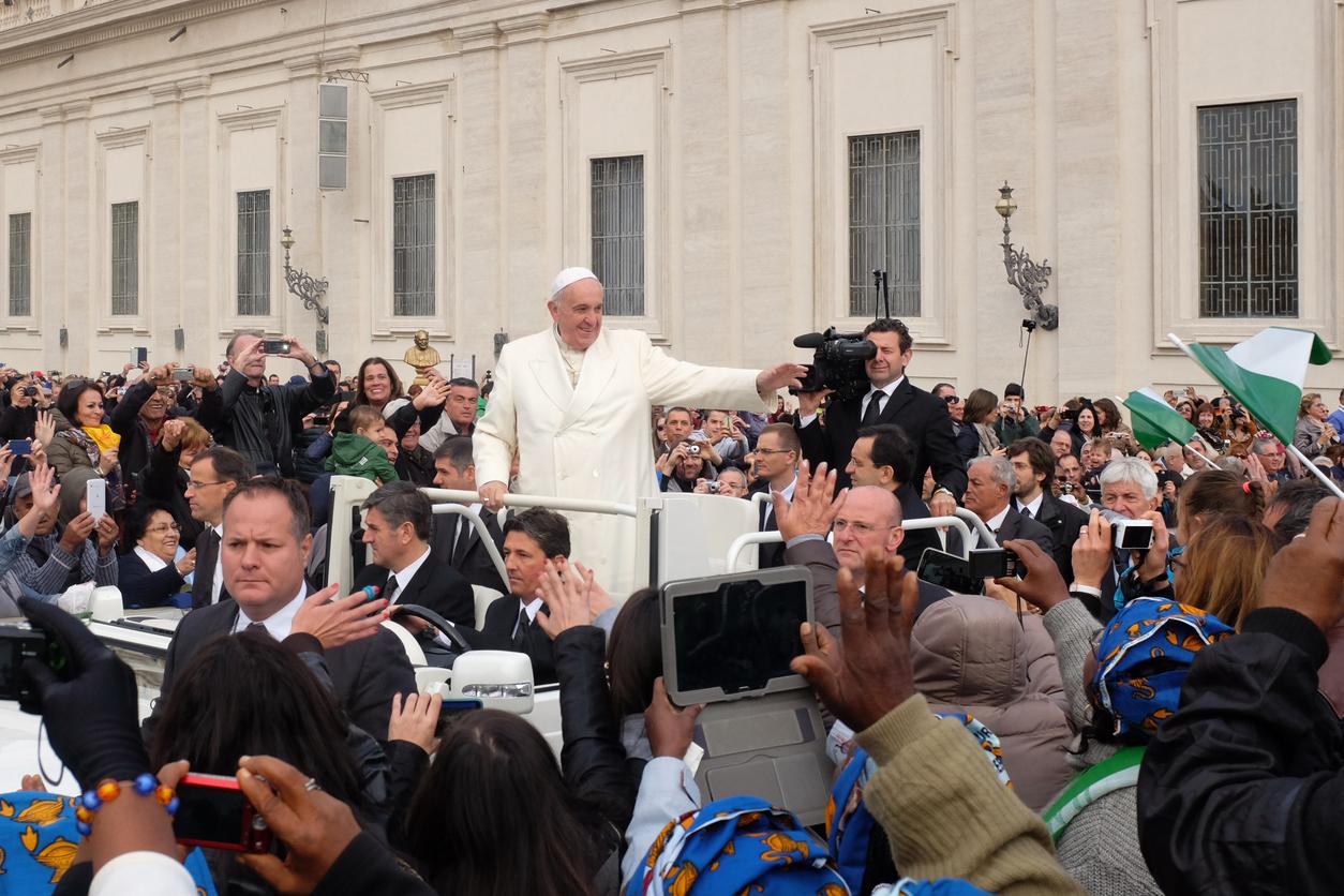 Le pape François hospitalisé : qu’est-ce qu’une pneumonie bilatérale ?