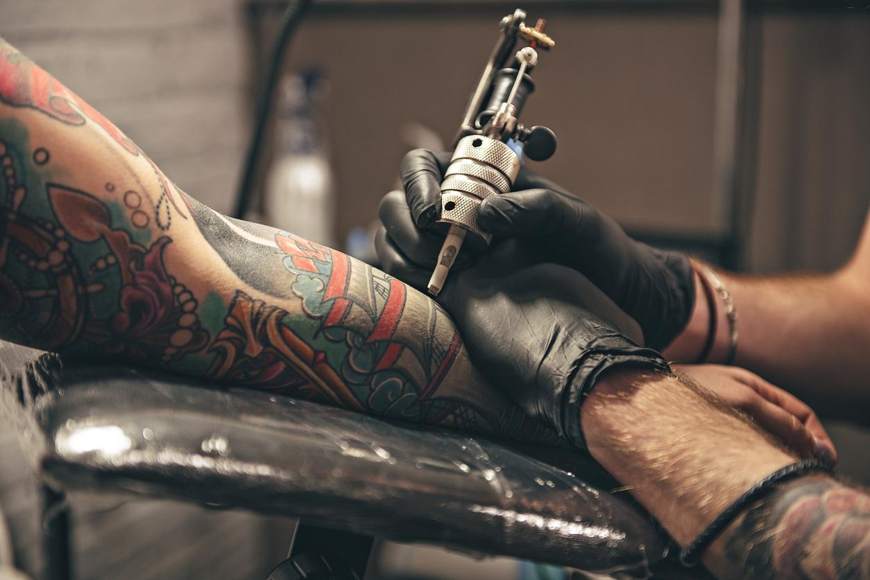 Encres de tatouage : un lien avec un risque accru de cancer 