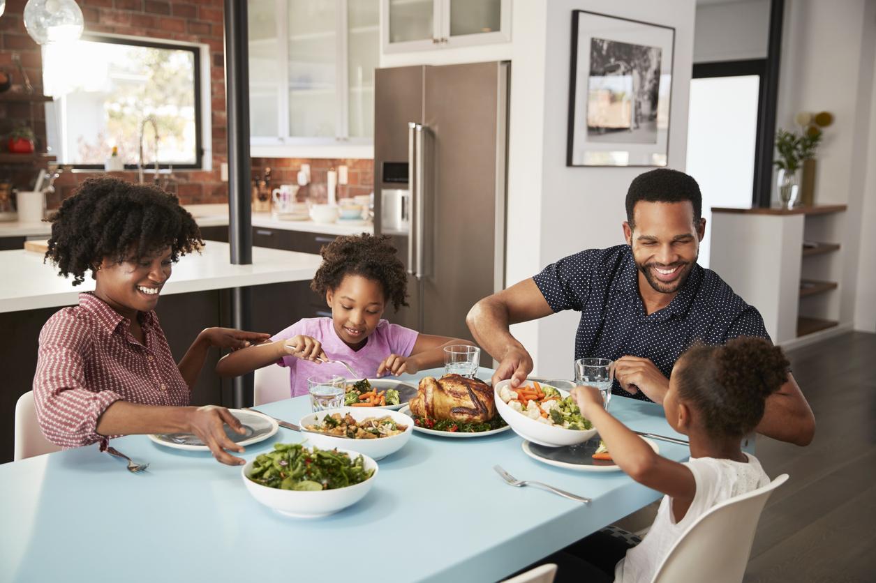 5 raisons de prendre ses repas en famille, selon un pédiatre