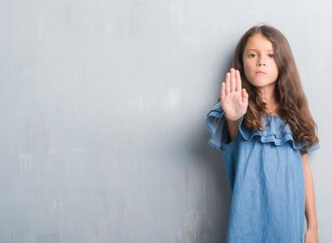 Comment gérer un enfant qui rejette ses camarades ?