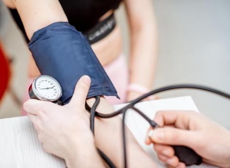 AVC : une pression artérielle systolique plus élevée au fil du temps augmente le risque
