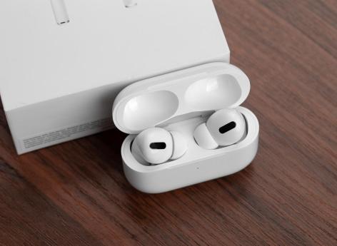 Pertes auditives : des AirPods peuvent se transformer en appareil auditif