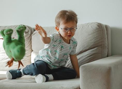 Comment gérer un enfant qui lance des objets ?