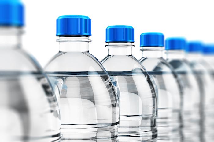 Eaux en bouteille contaminées par des microparticules de plastique: quel  danger pour la santé?