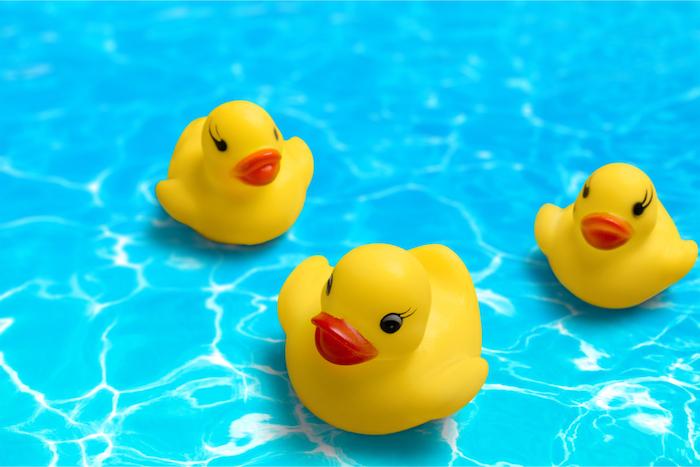 Gare aux canards en plastique dans l'eau du bain !