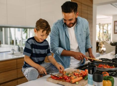 5 bonnes raisons de cuisiner avec votre enfant selon une  ...