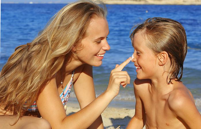 Les crèmes solaires enfant ne sont pas plus protectrices