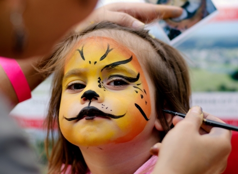 Des produits chimiques retrouvés dans du maquillage et des déguisements pour enfants