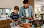 5 bonnes raisons de cuisiner avec votre enfant selon une pédiatre