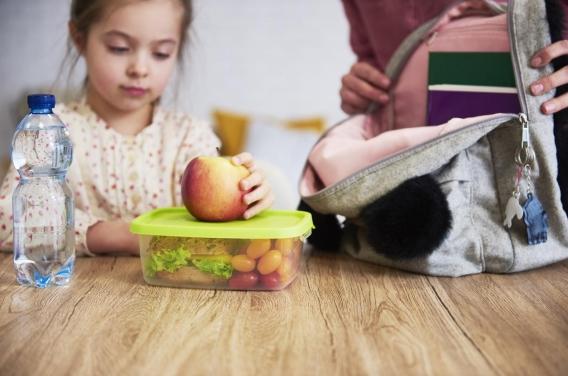 Goûter, sucres, portions... Les nouvelles recommandations pour les repas des 4-11 ans