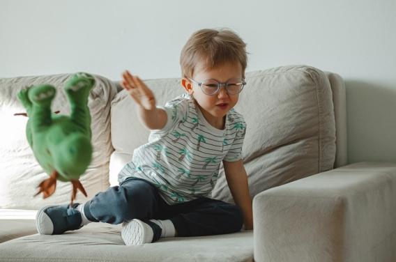 Comment gérer un enfant qui lance des objets ...