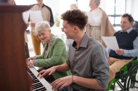 Démence : voici pourquoi la musique fait du bien aux patients