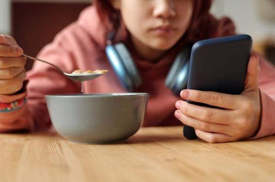 Troubles alimentaires : les réseaux sociaux aggravent les risques chez les ados