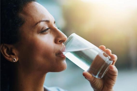 Poids, glycémie, cystites... Pourquoi boire de l’eau est bon pour la santé