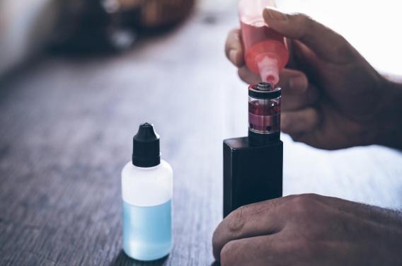 Les vapes aux fruits rouges : un risque accru pour les poumons ?