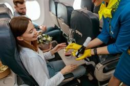 Avion : boire de l’alcool et somnoler peuvent menacer la santé cardiaque des passagers