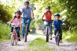 Il faut absolument mettre un casque aux enfants quand ils font du vélo... Aux parents aussi !