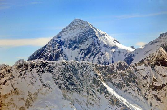 Tons of human excrement pollute Everest