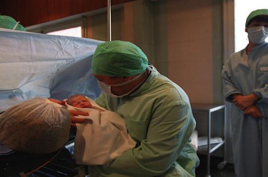 Obesity more common in children born by cesarean section 