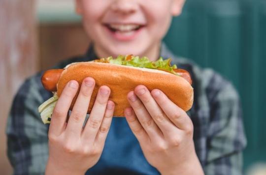 A child comes close to death while eating a hot dog