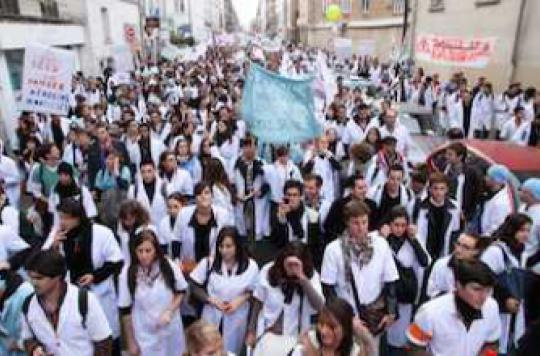 Professionals protest against private medical schools