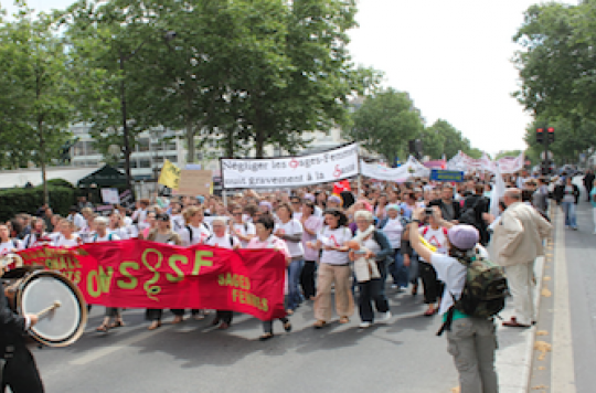 Midwives slam the door of the Ministry of Health