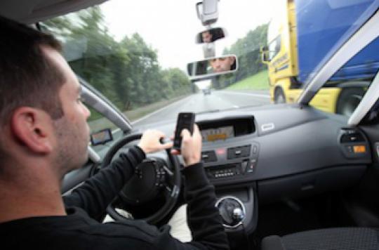 Road safety: the dangers of texting while driving under the watchful eye of Mathieu Amalric 