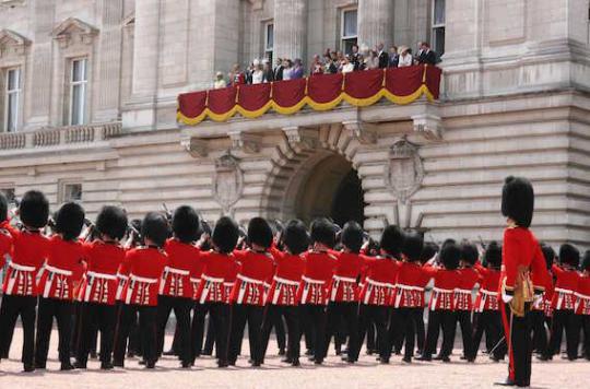 Royal Guard passes out on Queen’s 90th birthday