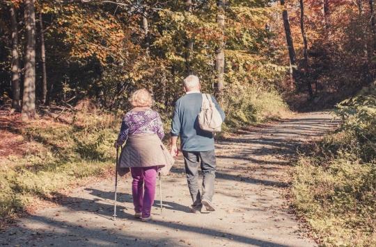 Walking in pairs is good for the health of the elderly