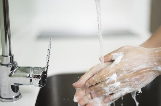 The French, poor students on hygiene gestures