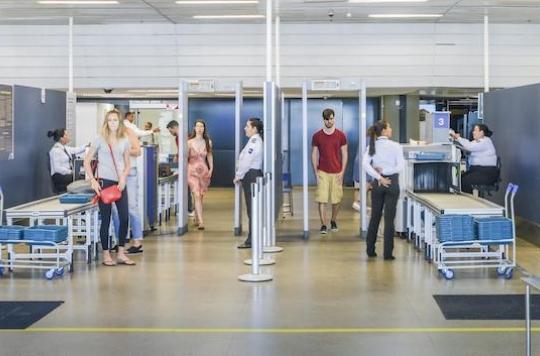 Airports: plastic bins are real virus nests