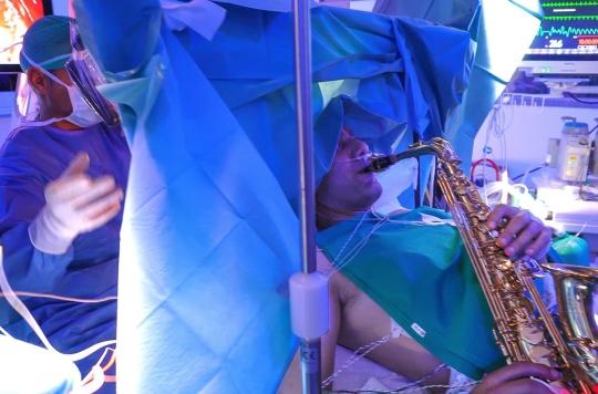 Brain tumour: a man plays the saxophone during his operation