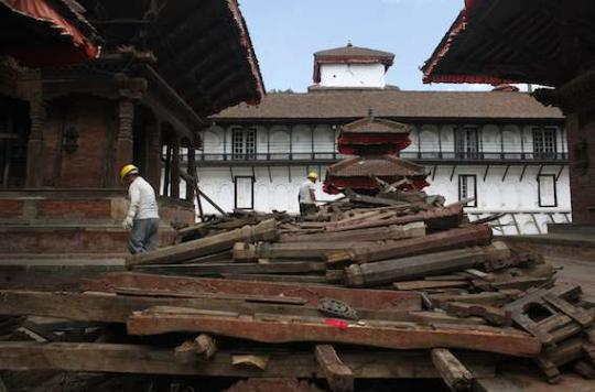   Earthquakes in Nepal: a hepatitis E epidemic threatens populations