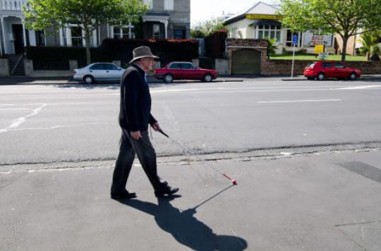 Blind people: a connected cane recognizes faces