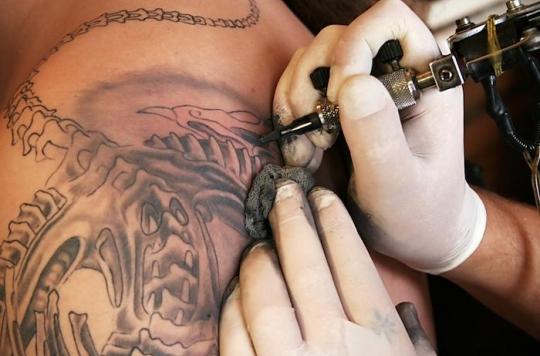 Tattooing: the inks contain nanoparticles