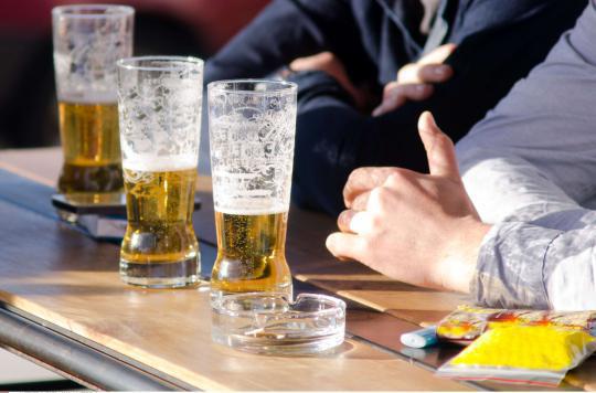 Amsterdam: alcoholics clean streets for beer