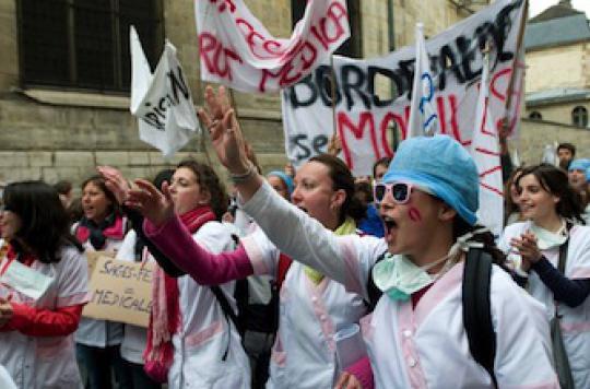 Thousands of midwives in the streets for a better status