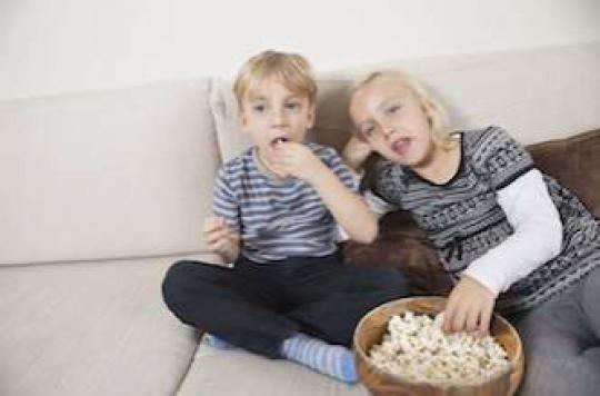 Pregnant women: eating in front of the TV promotes childhood obesity